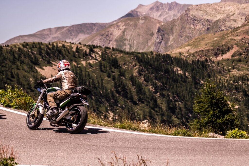 Motocyklista na vinutých cestách v Dolomitech