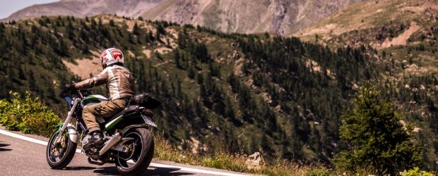 Motocyklista na vinutých cestách v Dolomitech